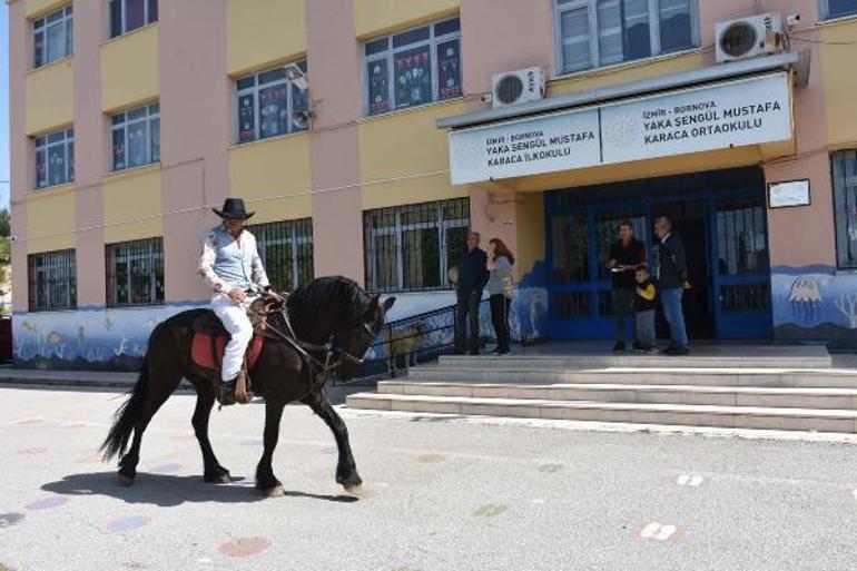 Kovboy kıyafeti giyip, atı ile oy kullanmaya geldi