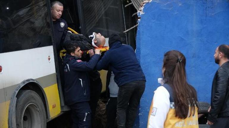 Bursada servis otobüsünün çarptığı halk otobüsü iş yerine girdi: 2 yaralı