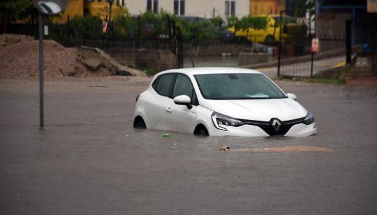 Edirnede kuvvetli yağmur Evleri su bastı, araçlar yolda kaldı