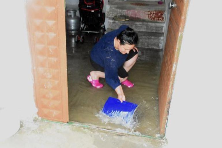 Edirnede kuvvetli yağmur Evleri su bastı, araçlar yolda kaldı