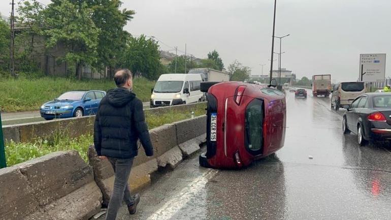 İstanbulda su birikintisi nedeniyle kontrolden çıkan araç takla attı