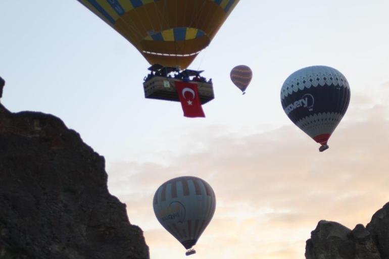 Kapadokyada balonlar Türk Bayrakları ile havalandı