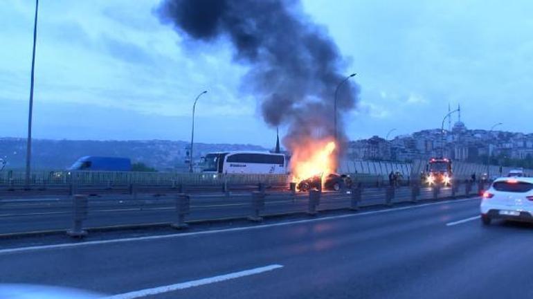 Haliç Köprüsünde kaza yapan otomobil alev alev yandı