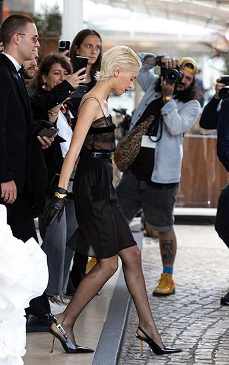 Iris Law, Cannes Film Festivaline tül elbise ile katıldı