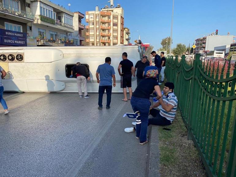 Antalyada servis aracı otomobille çarpıştı: 12 yaralı