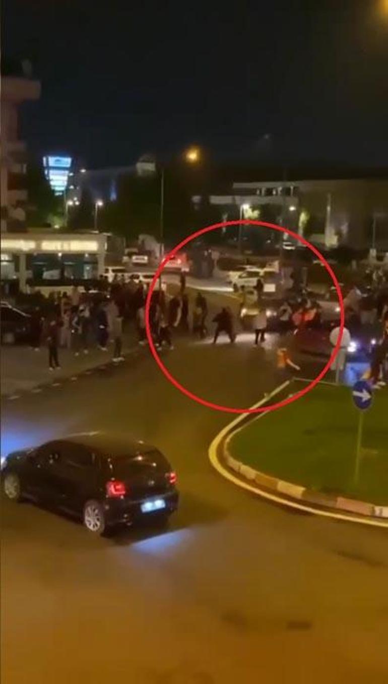 Bursada otomobil kutlama yapan Galatasaray taraftarlarının arasına daldı: 2 yaralı