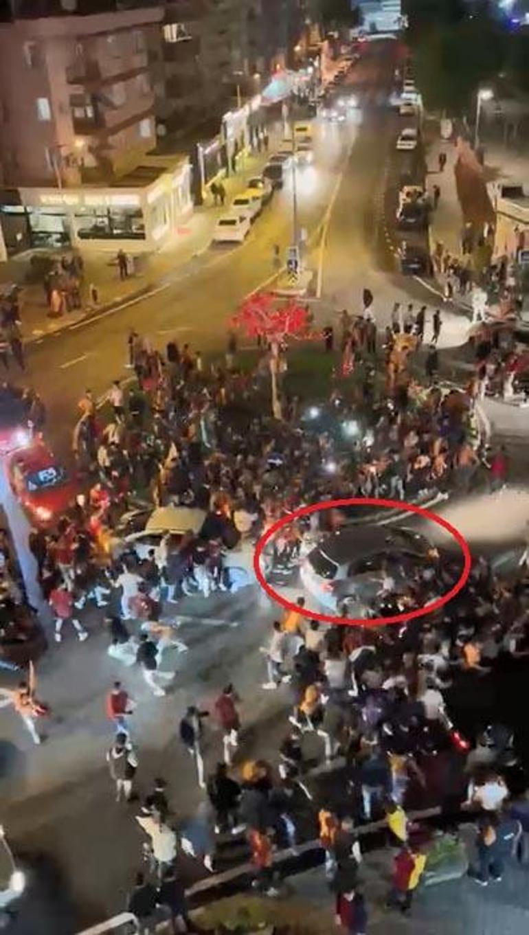 Bursada otomobil kutlama yapan Galatasaray taraftarlarının arasına daldı: 2 yaralı
