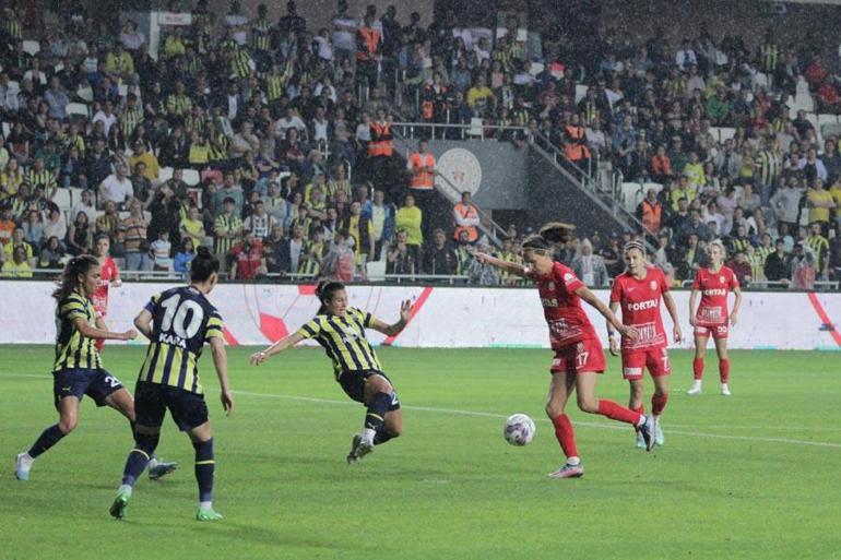 Turkcell Kadın Futbol Süper Ligi şampiyonu belli oldu Fenerbahçe - Fomget maçında 6 gol