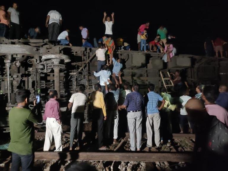 Hindistan’da katliam gibi kaza İki tren çarpıştı: 120 ölü, 850den fazla yaralı var