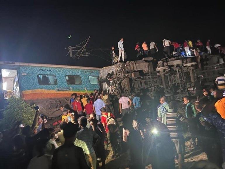 Hindistan’da katliam gibi kaza İki tren çarpıştı: 120 ölü, 850den fazla yaralı var
