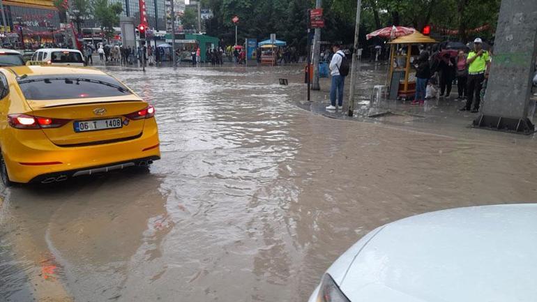 Sağanak yağış ve dolu Ankarada etkili oldu Sokakları sel aldı, caddeleri fareler bastı...