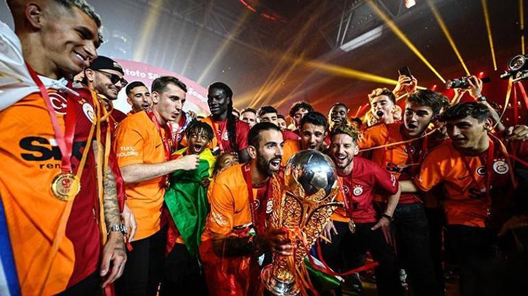 Galatasarayın şampiyonluk kutlaması Hologram aslan sahada
