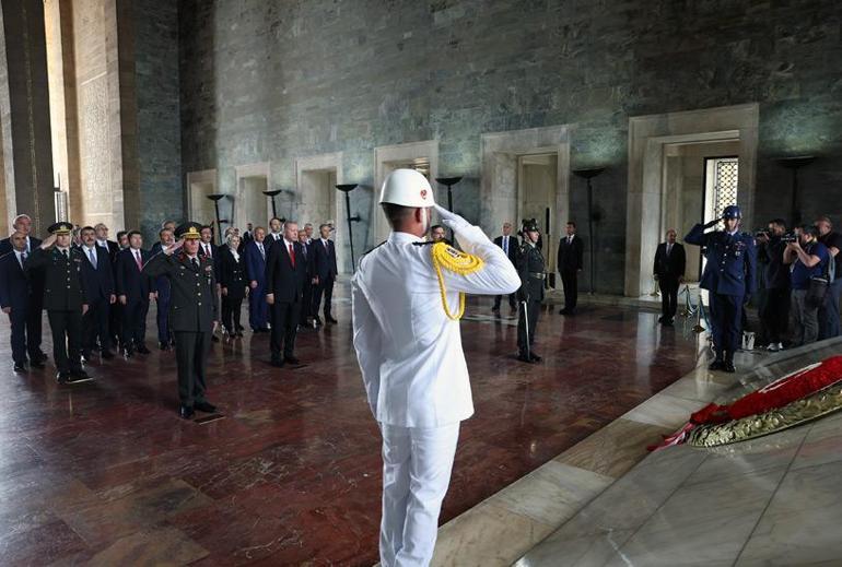 Cumhurbaşkanı Erdoğan ve kabine üyeleri Anıtkabiri ziyaret etti