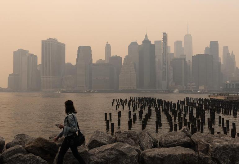 New York’ta hava kalitesi tehlikeli seviyeye ulaştı Bir milyon ücretsiz maske dağıtılacak