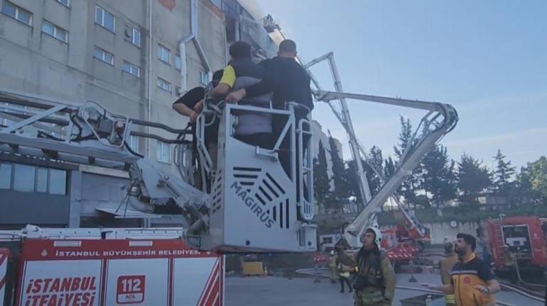 Başakşehir İkitelli Organize Sanayi Bölgesinde yangın: Mahsur kalan 8 kişi kurtarıldı