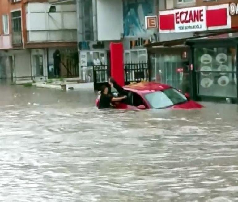 Ankarada şiddetli sağanak sele neden oldu Yollar göle döndü