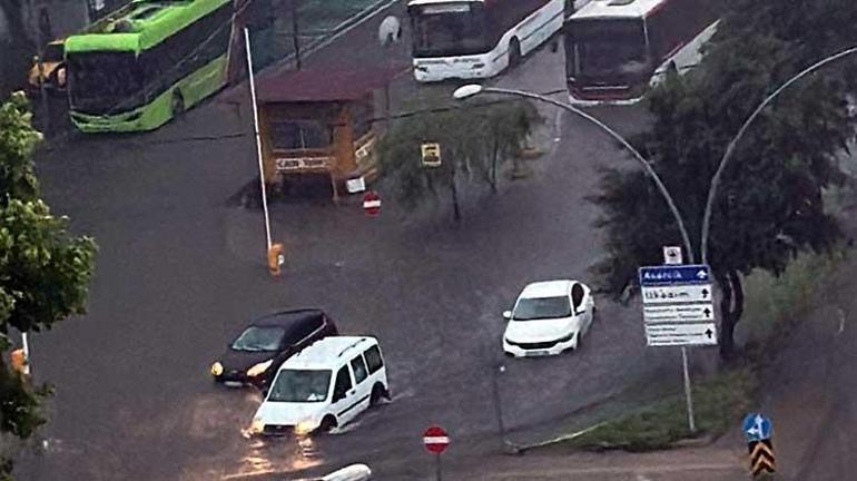 Samsunda sağanak; yollar göle döndü, su baskınları yaşandı