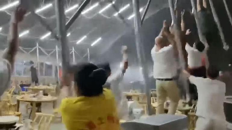 Çin’de şiddetli rüzgar tenteye tutunan insanları uçurdu