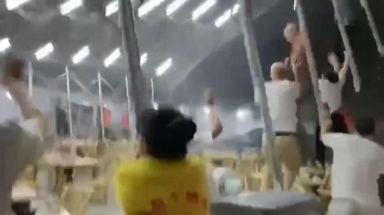 Çin’de şiddetli rüzgar tenteye tutunan insanları uçurdu