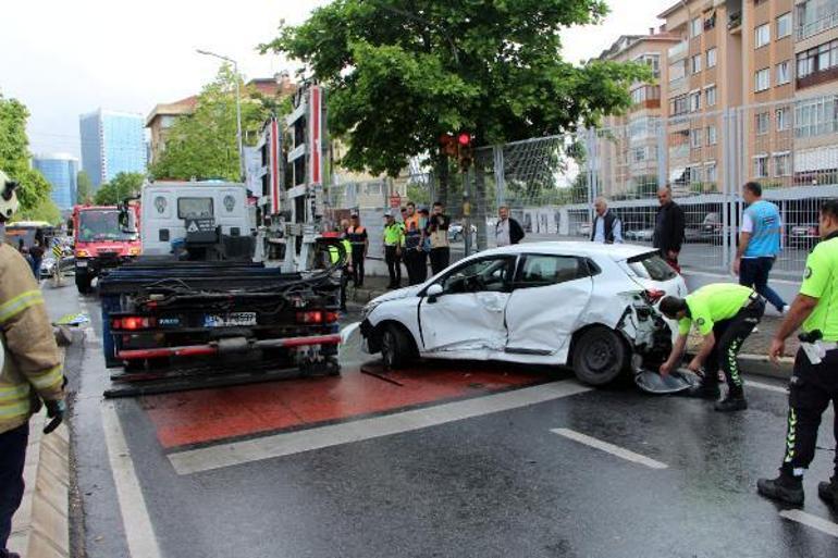 Beşiktaşta servis minibüsü otomobile çarptı: 4 yaralı