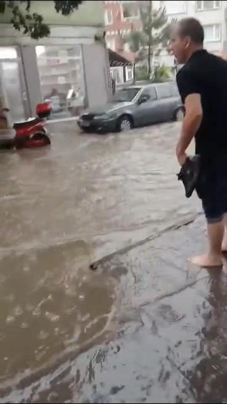 Bursa’da şiddetli yağış hayatı felç etti, sokaklar göle döndü