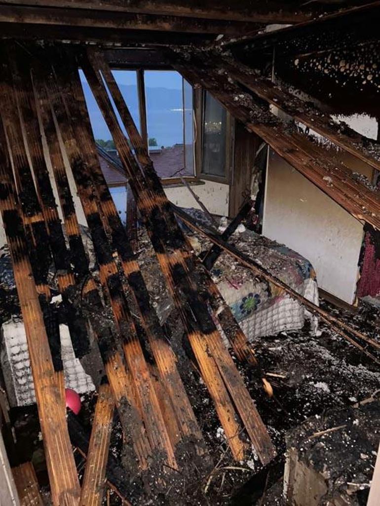 Apartmanın çatısına düşen yıldırım daireyi yaktı; ev sahibi kendisini dışarı attı, kedisi öldü