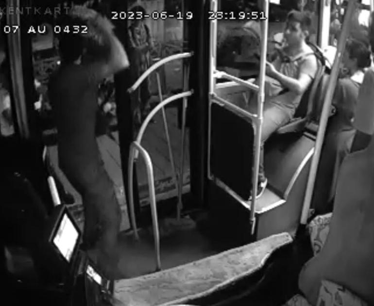 Halk otobüsünde dehşet dakikaları Ekmek bıçağıyla şoföre saldırdı