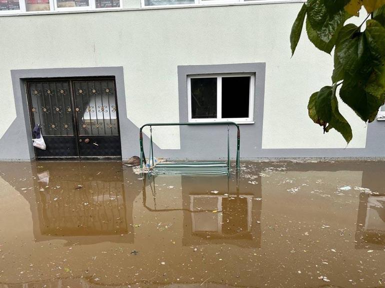 Meteoroloji uyardı sağanak yağış Ordu’yu vurdu Yollar göle döndü, evleri su bastı