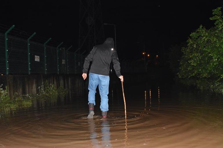Meteoroloji uyardı sağanak yağış Ordu’yu vurdu Yollar göle döndü, evleri su bastı