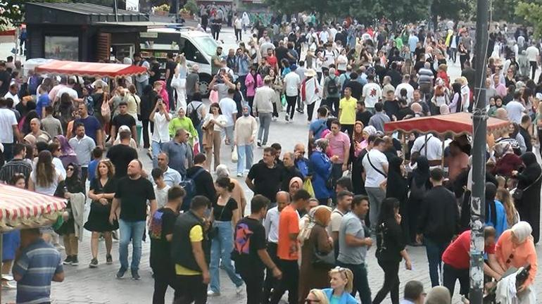 İstanbullular bayramda akın etti Uzun kuyruklar oluştu