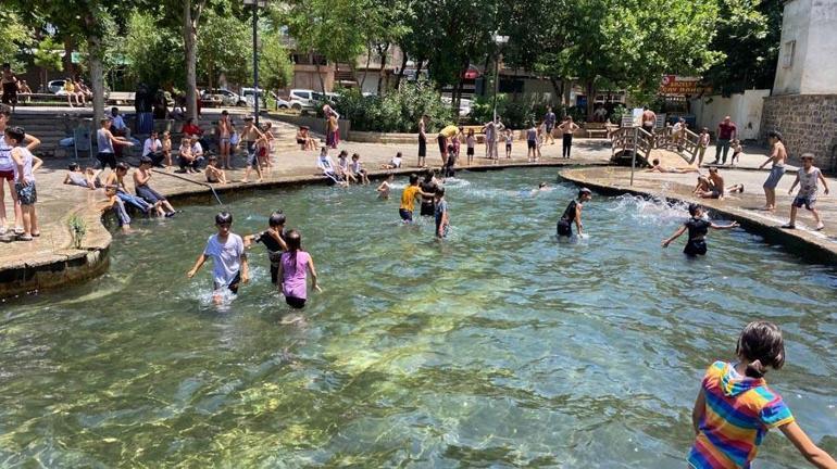 Hava sıcaklıkları Diyarbakır’ı yakıp kavurdu Termometreler 44 dereceyi gösterdi; çocuklar süs havuzuna akın etti