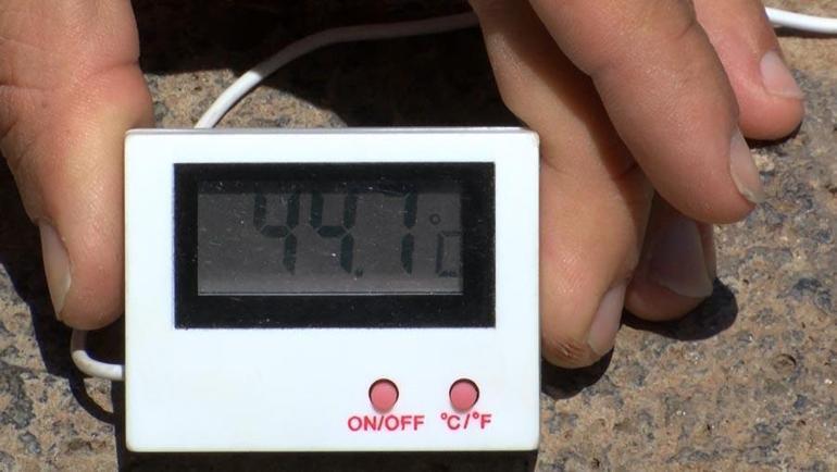 Hava sıcaklıkları Diyarbakır’ı yakıp kavurdu Termometreler 44 dereceyi gösterdi; çocuklar süs havuzuna akın etti