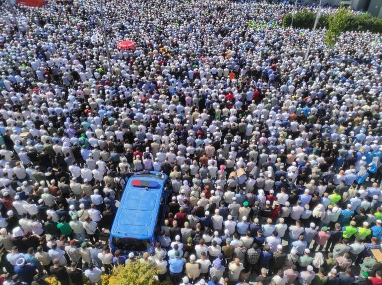 Menzil cemaati lideri Abdülbaki El Hüseyninin cenazesinde 20 kilometrelik araç kuyruğu oluştu