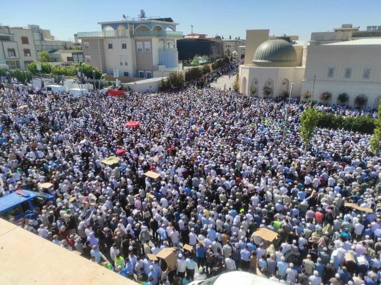 Menzil cemaati lideri Abdülbaki El Hüseyninin cenazesinde 20 kilometrelik araç kuyruğu oluştu