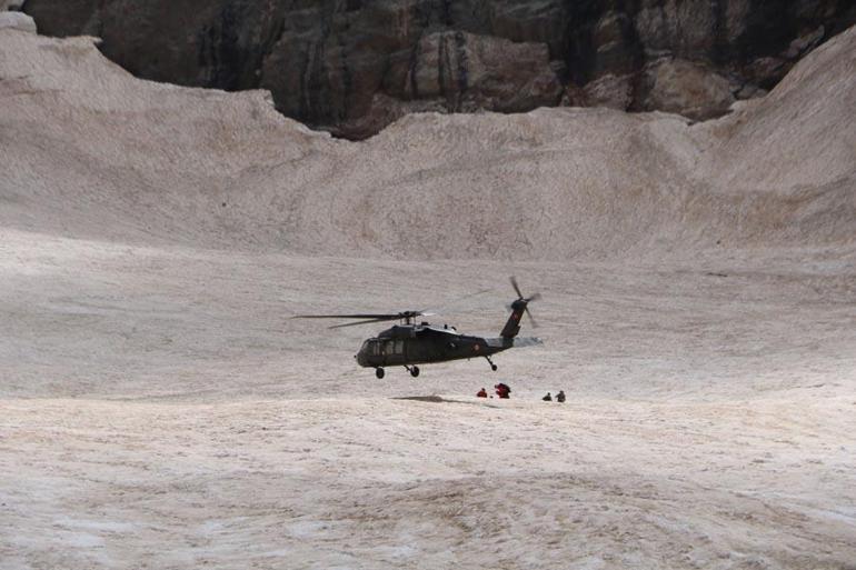 Hakkaride buzul kabusu 12 kişilik ekip bölgeye gönderildi: Kaybolan 2 kişiden birinin cansız bedenine ulaşıldı