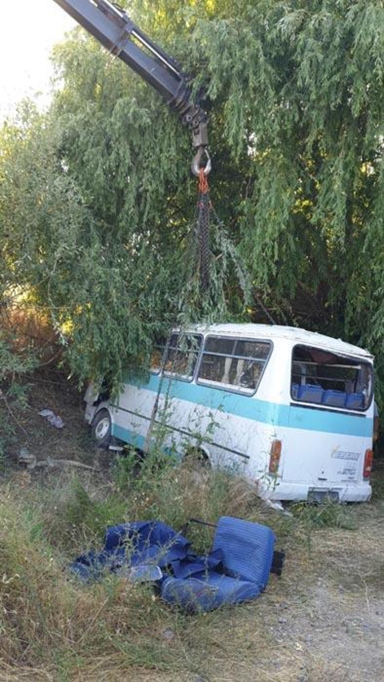 Afyonkarahisarda korkunç kaza  Tarım işçilerini taşıyan minibüs devrildi: 6 ölü, 8 yaralı