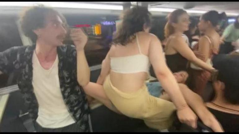 Kadıköyde İETT otobüsünde direk dansı Yolcular şaşkınlık içinde izledi