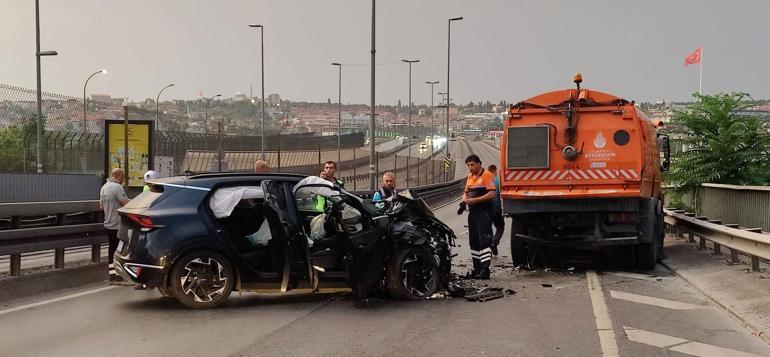 Haliç Köprüsünde lüks otomobil yol temizleme aracına çarptı: 2 yaralı