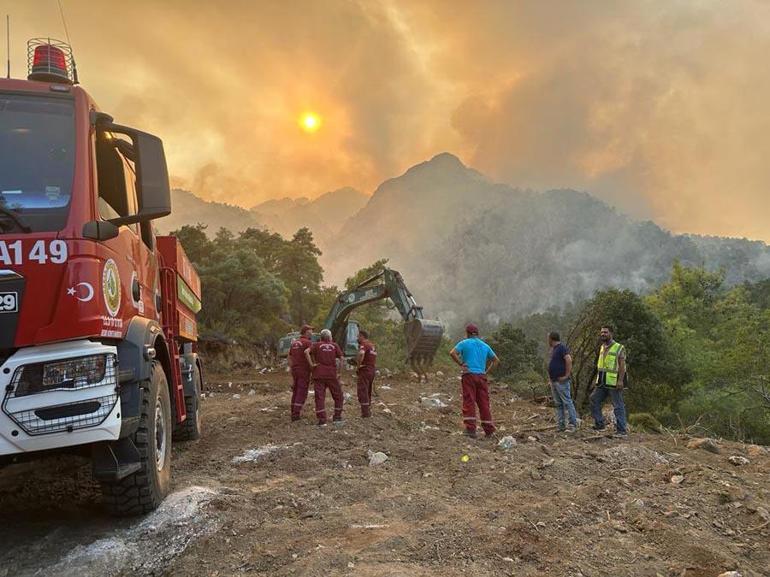 Kemerdeki orman yangını 4üncü gününde Tiryaki: Yerleşim yerleri tehlike altında değil