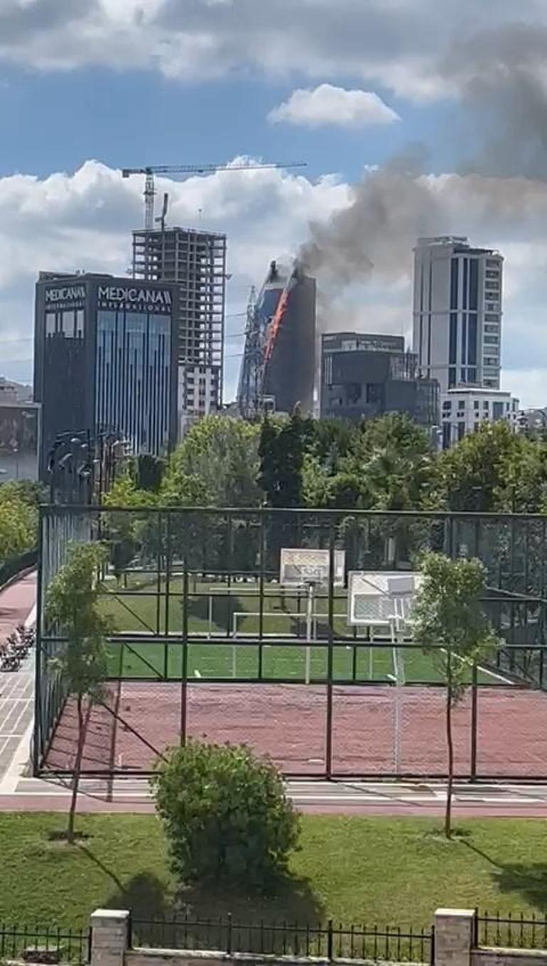 Ataşehirde 17 katlı iş merkezinin dış cephesinde yangın çıktı