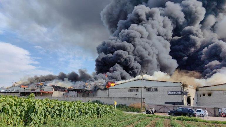 Bursadaki dev yangın 3 fabrikaya sıçradı Ekipler, alevlere müdahale ediyor