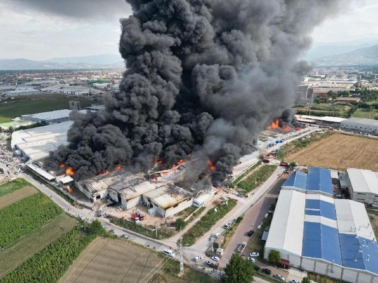 Bursadaki dev yangın 3 fabrikaya sıçradı Ekipler, alevlere müdahale ediyor