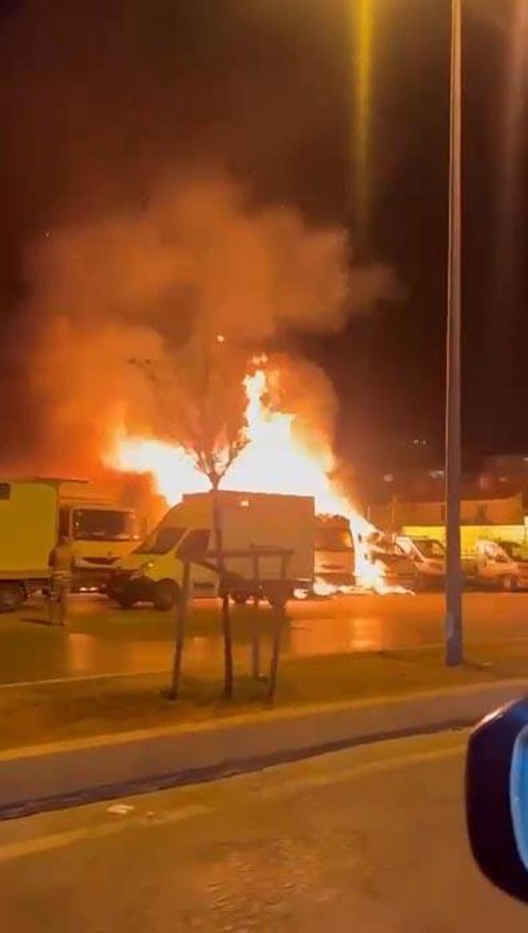 Bakırköy Veliefendi Hipodrumu önünde yarış atlarını taşıyan 5 kamyonet yandı