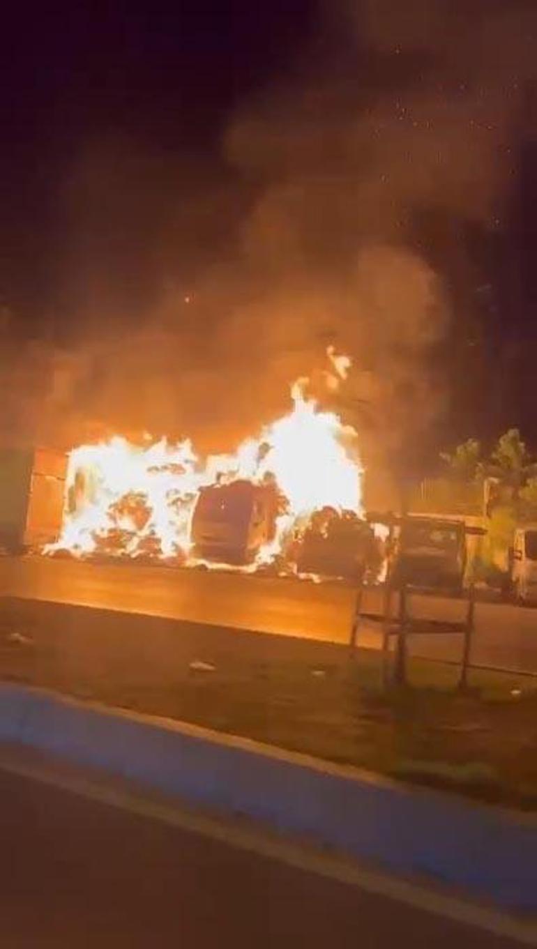 Bakırköy Veliefendi Hipodrumu önünde yarış atlarını taşıyan 5 kamyonet yandı