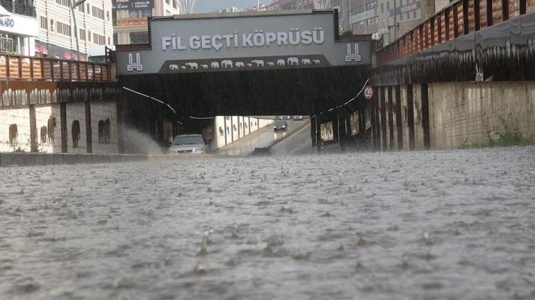 Sağanak yağışlar Erzurumda etkili oldu yollar göle döndü