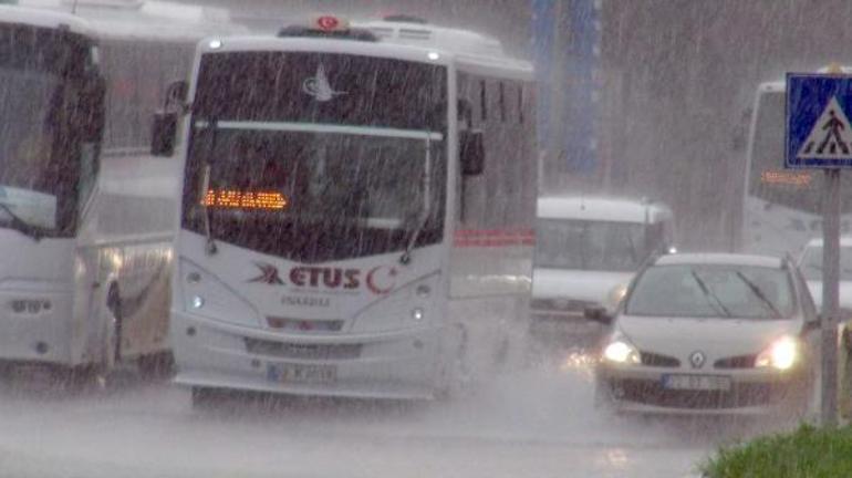 Edirneyi kuvvetli rüzgar ve yağmur vurdu Cadde ve sokaklar göle döndü