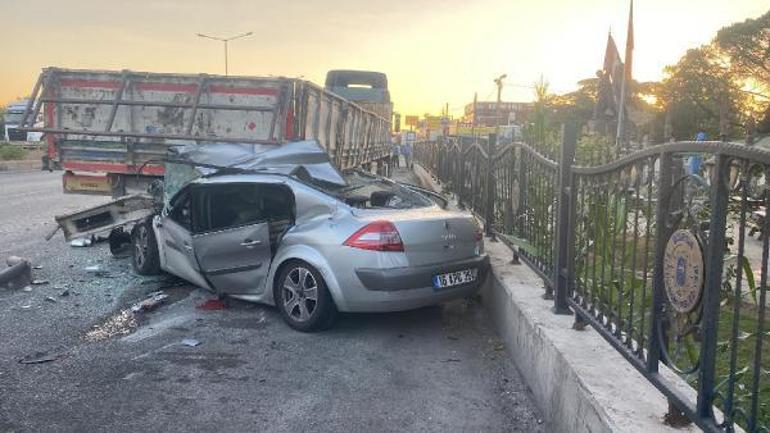 Otomobil, yol kenarında park halindeki TIRa çarptı: 4 ölü, 2 yaralı