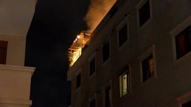 Kadıköyde yangında can pazarı Balkona sıkışan aile 3. kattan zemine atladı: 1 ölü, 2 yaralı