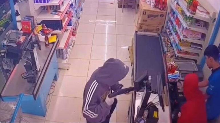 Elindeki tüfekle marketi soyan maskeli hırsız kaçarken kendini vurdu