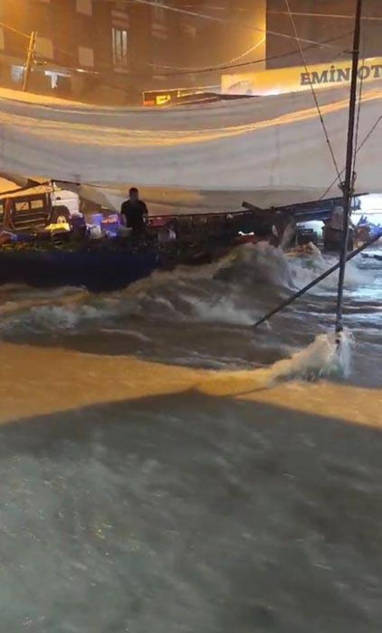 İstanbulda sel iki can aldı Birçok ev ve iş yerini su bastı, yollar dereye döndü